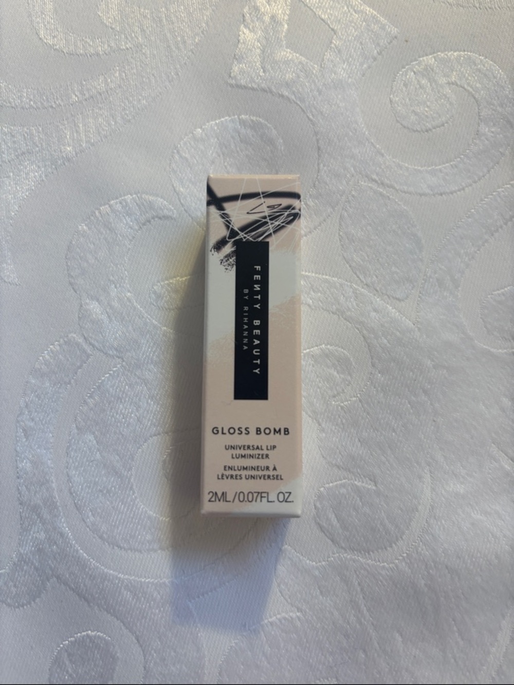Fenty Beauty Gloss Bomb, color Fenty glow 01